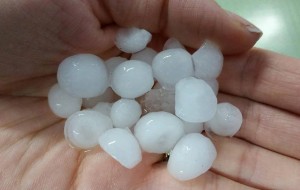 Tuoni, fulmini e grandine piombano sul Ferragosto, nel tardo pomeriggio tutto torna tranquillo