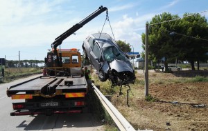 Auto con donna a bordo si ribalta sulla Brindisi-San Vito: è caccia al pirata della strada