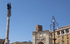 19enne brindisino ferito da colpo di pistola, si indaga sul coinvolgimento in una spaccata a Lecce
