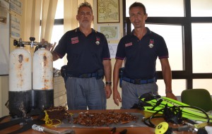 Sub a pesca di datteri: interviene la Polizia Nautica, sequestra tutto e ribatta in acqua