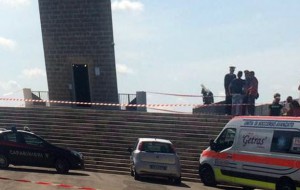 34enne precipita dal monumento al Marinaio