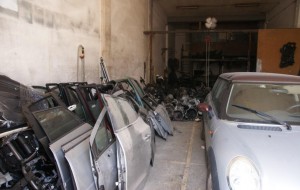 Pezzi di auto rubate in officina abusiva: intervengono i Carabinieri