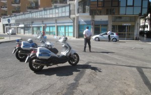 Parcheggi su stalli per disabili, guida con telefonino e conferimento illegale di rifiuti: scattano le multe della Polizia Municipale