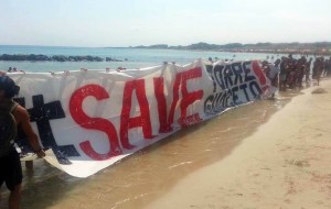 Una catena umana a Penna Grossa per dire No allo sversamento delle acque reflue a Torre Guaceto
