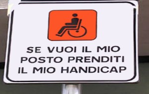 Sosta irregolare sugli stalli per disabili: i cittadini segnalano e fioccano le multe