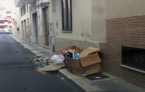 Incivili ancora in azione: plastica e cartoni abbandonati sul marciapiede di Via Settimio Severo