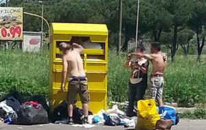 Rubano indumenti usati dai cassonetti di raccolta: in carcere due persone