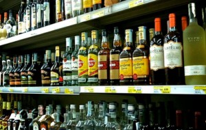 Rubano alcolici dal supermecato: denunciati due pregiudicati