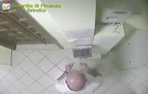 Strisciavano il badge per i colleghi assenti: tre denunce (video)
