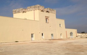 Vandali nell’immobile del Comune ristrutturato di recente: tentano di portare via infissi, porte e servizi igienici