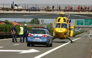 Spengono auto in fiamme e fanno atterrare elicottero in autostrada: la “Mission Impossible” di due poliziotti brindisini