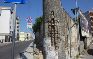 Palo pericolante in Via P.le San Vito: disagi per residenti e passanti