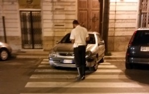 Auto parcheggiate sulle strisce pedonali o nei pressi delle intersezioni: mano dura della PM di Brindisi