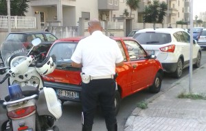 Caos auto al mercato di Sant’Elia: venti contravvenzioni e due rimozioni