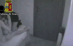 Massaggi gialli a luci rosse: il video