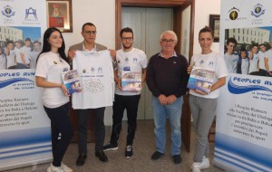 Da Brindisi a Parma per il dialogo tra i popoli: la Staffetta del Dialogo con la maglia firmata dai Premi Nobel per la pace