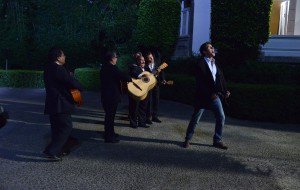 Cade dalle scale mentre il promesso sposo le fa la serenata: futura sposa in rianimazione