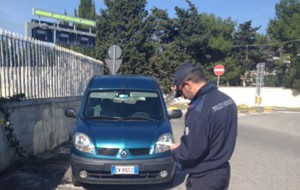 Tenta di evitare il pagamento di una multa dichiarando che gli avevano intestato il veicolo a sua insaputa