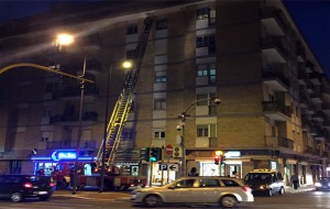 Paura e caos in Viale Aldo Moro: cadono calcinacci da palazzo, zona transennata, traffico a senso unico alternato