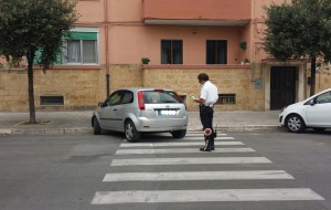 Sosta su strisce pedonali e parcheggio su stalli disabili: fioccano le multe della Polizia Municipale