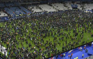 Parigi sotto attacco, alle 18.00 flash-mob a Palazzo Nervegna: “portiamo un fiore”