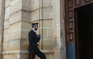 Si fingono carabiniere ed avvocato e tentano di truffare la madre di un detenuto