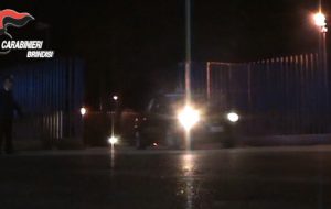 Inseguimento tra ladri e Carabinieri: due auto fuori strada, militari illesi