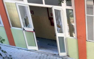 I vandali devastano la scuola Mameli. Consales: “aumentiamo i controlli e le iniziative contro l’inciviltà”