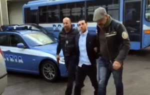 Assalto alla BNL di Via Santi, rapinatore tenta fuga in taxi: catturato
