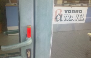 Cartuccia calibro 20 sulla porta di un’agenzia viaggi: la solidarietà della Comunità Ellenica