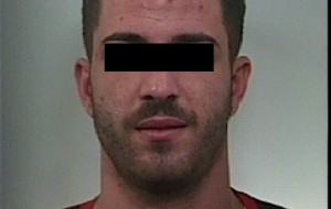 Ruba auto e chiede soldi per restituirla: arrestato 24enne