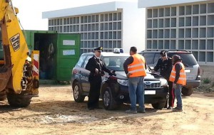 Inchiodato dalle telecamere mentre rifornisce e lava auto rubata