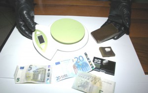 Vendono droga a casa: nei guai madre e figlio di Carovigno