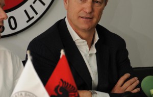 A Carovigno una partita di calcio ed una cena per i 20 anni dall’esodo albanese. L’invito di Mister De Biasi