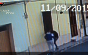 Quattro baresi rubano gioielli ad una vecchietta di Torchiarolo: ecco il video che li inchioda