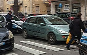 Civiltà non ti conosco: raffica di multe per sosta irregolare