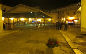 Piazza Mercato è finalmente libera dalle auto. Adesso occorre continuare a proteggerla dai vandali