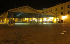 Piazza Mercato, da stasera si cambia: vigili fino all’1.00 e carro attrezzi pronto