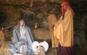 Un presepe ricavato nella grotta rupestre di Cala di Rosa Marina: ecco le immagini