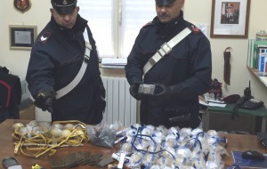 Hashish, bombe carta e polvere da sparo nascoste a casa: arrestato 50enne