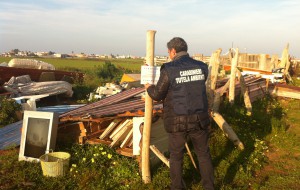 Barca, boe e ombrelloni arrugginiti nella mega discarica abusiva di Torre San Gennaro