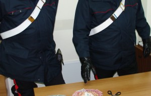 Blitz antidroga dei Carabinieri in un appartamento di Santa Chiara: arrestata 29enne, denunciato il compagno