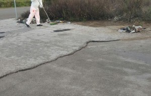 Ripulita dai rifiuti la strada comunale che porta dall’Ospedale al Centro Commerciale