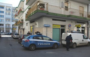 Tentano furto all’Ufficio Postale e sfuggono alla Polizia seminando chiodi a tre punte