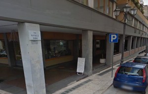 Ubriaco devasta locale, danneggia auto e picchia passante