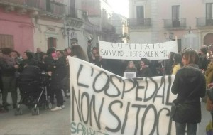 Tanta gente in corteo per protestare contro la chiusura dell’Ospedale di San Pietro. Le foto