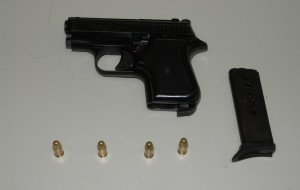 In casa pistola di fabbricazione bulgara e proiettili: arrestato albanese