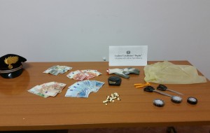 Incrociano i carabinieri e gettano 11 grammi di coca dal finestrino: arrestati