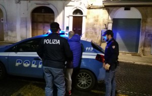 In auto con fucile a canne mozze e cocaina: arrestato