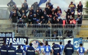 Scoppia bomba carta: tifoso perde tre dita